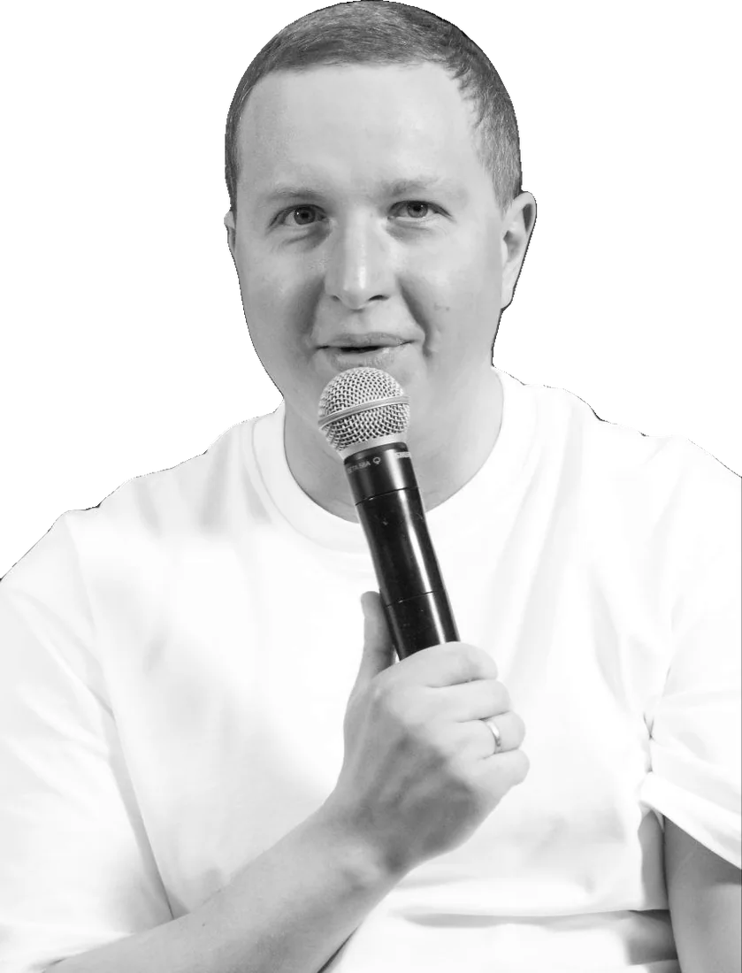 Дмитрий Щеголяев с микрофоном на Мобильном Форуме